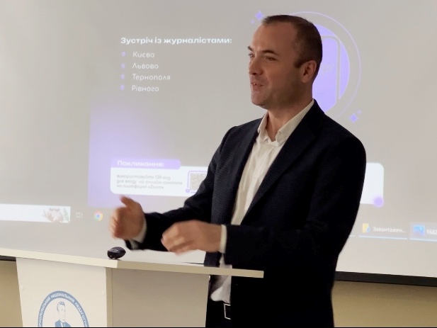 Гість фахової дискусії медіатренер Віталій Голубєв.